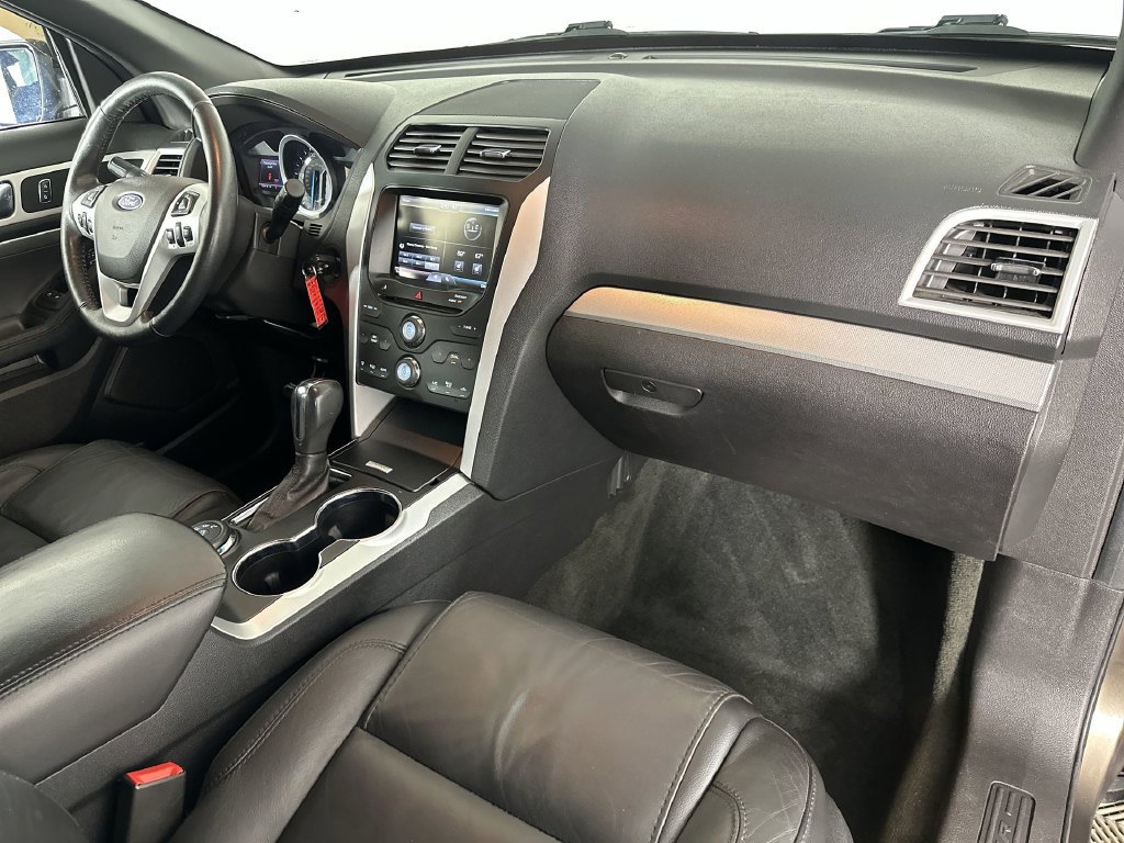 Used 2015 Ford Explorer XLT w/ Equipment Group 202B AWD/4WD image 29