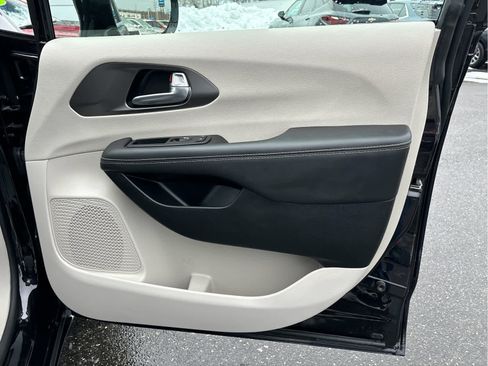 Used 2024 Chrysler Pacifica Touring-L image 24