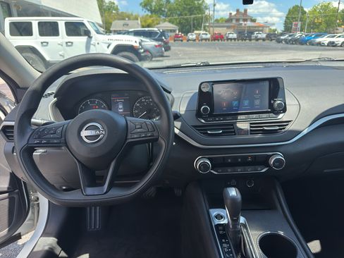 Used 2024 Nissan Altima 2.5 S FWD image 12