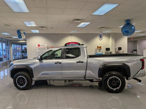 Used 2025 Toyota Tacoma Limited image 6