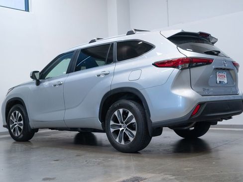 Used 2023 Toyota Highlander XLE AWD/4WD image 7