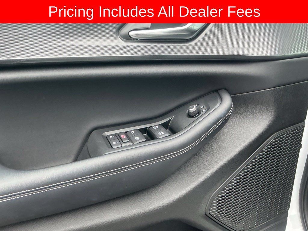Used 2025 Jeep Grand Cherokee Altitude RWD image 12
