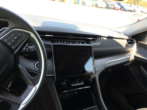 Used 2023 Jeep Grand Cherokee L Limited image 7