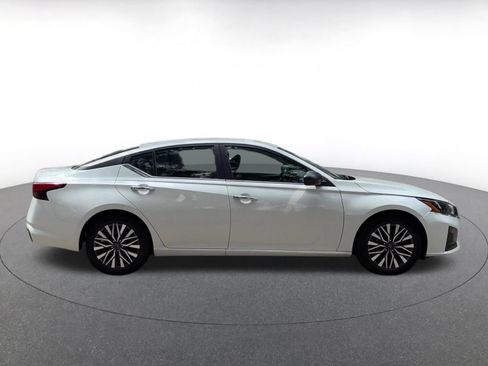 Used 2025 Nissan Altima 2.5 SV FWD image 16