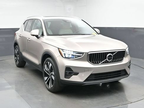 Used 2024 Volvo XC40 B5 Plus w/ Climate Package AWD/4WD image 2