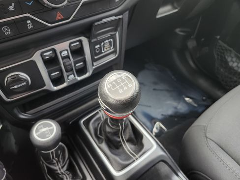 Used 2018 Jeep Wrangler Unlimited Sahara w/ Cold Weather Group AWD/4WD image 11