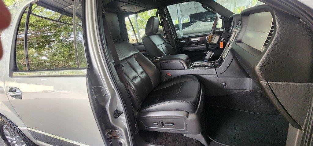 Used 2010 Lincoln Navigator L 4WD image 22