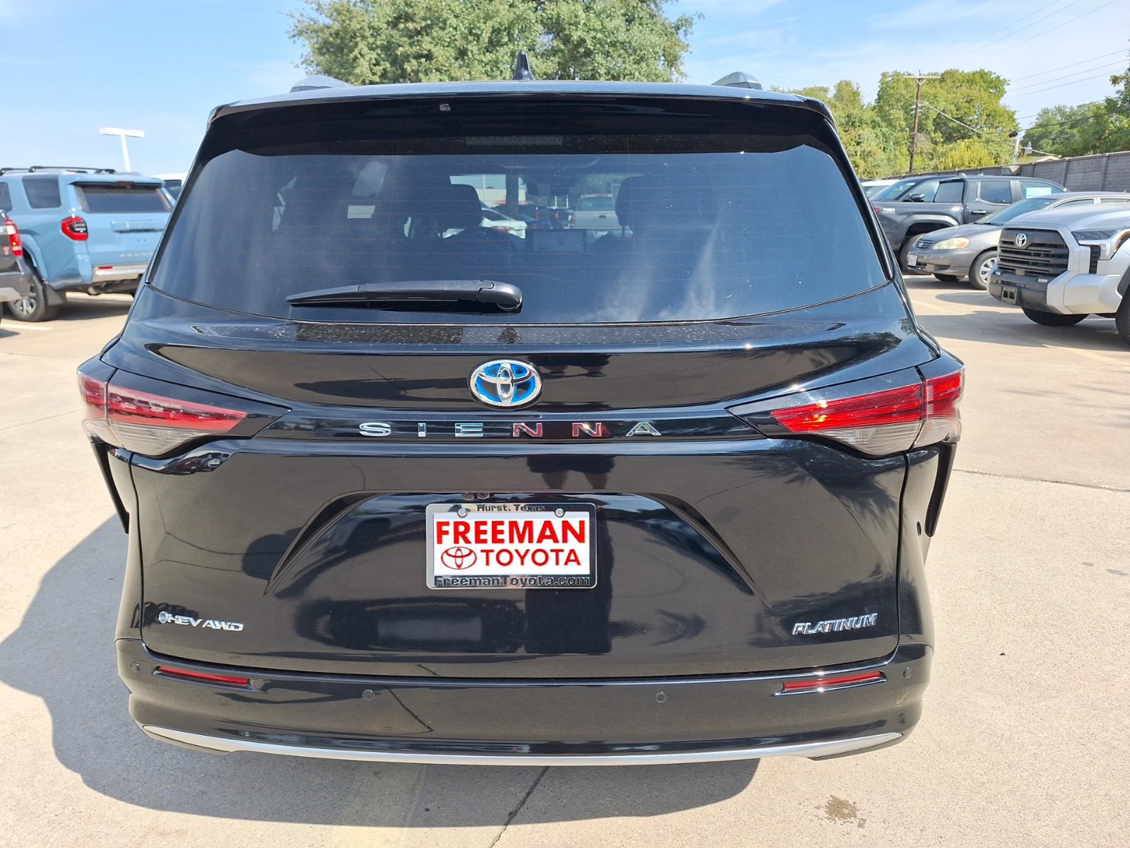 Used 2025 Toyota Sienna Platinum AWD/4WD image 5