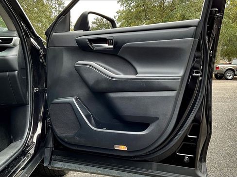 Used 2022 Toyota Highlander XLE image 25