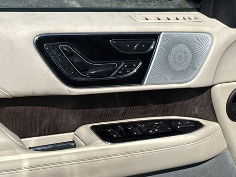 Used 2019 Lincoln Navigator Reserve image 14
