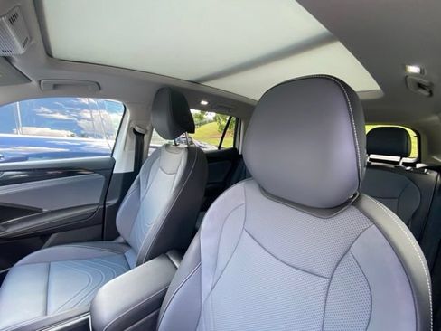 Used 2025 Volkswagen Tiguan SE w/ Panoramic Sunroof Package AWD/4WD image 13