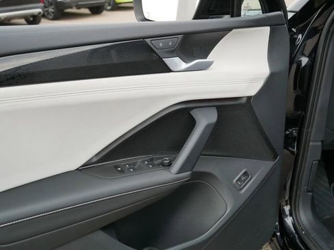 Certified 2025 Volkswagen Tiguan SE AWD/4WD image 16