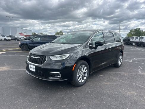 New 2026 Chrysler Pacifica Select AWD/4WD image 3