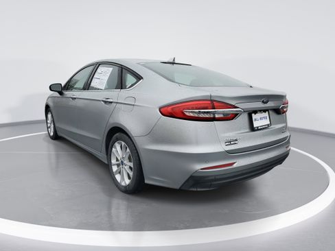 Used 2020 Ford Fusion SE image 2