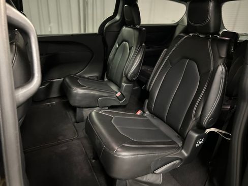 Used 2025 Chrysler Pacifica Select image 23