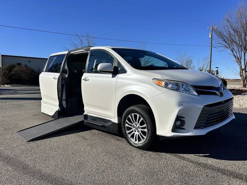 Used 2018 Toyota Sienna XLE Premium image 1