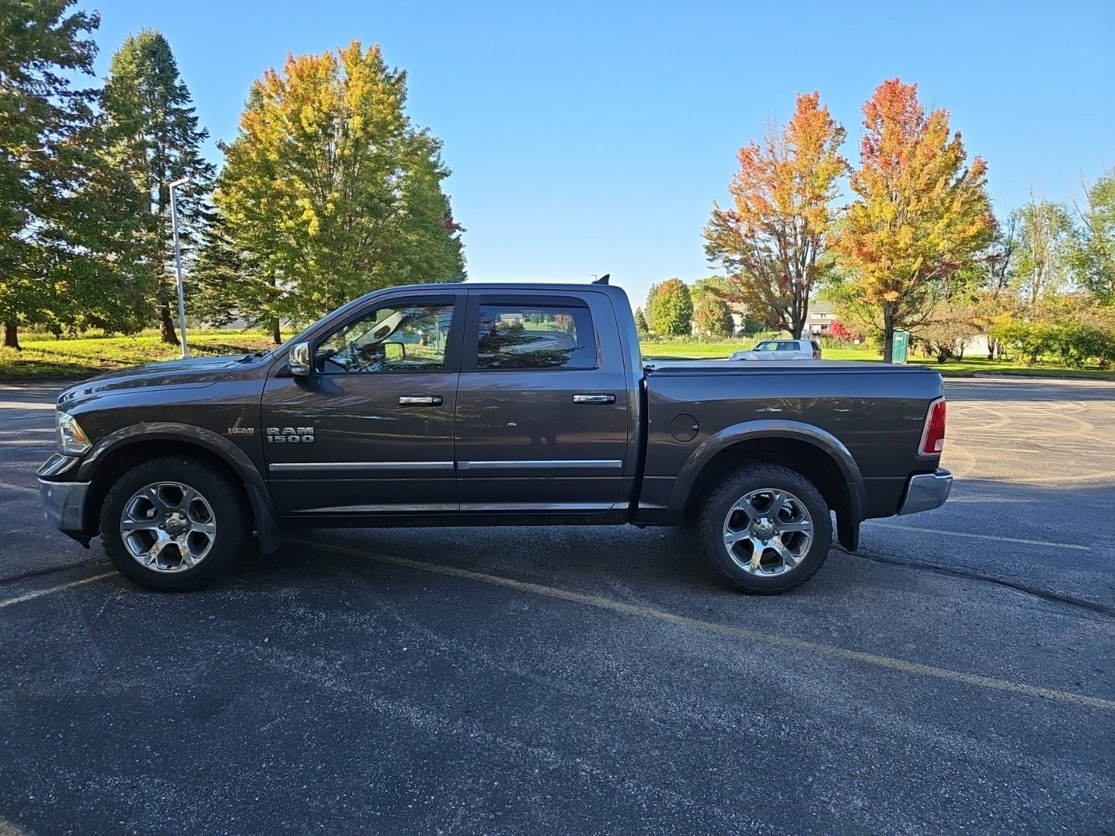 Used 2018 RAM 1500 Laramie w/ Convenience Group AWD/4WD image 2