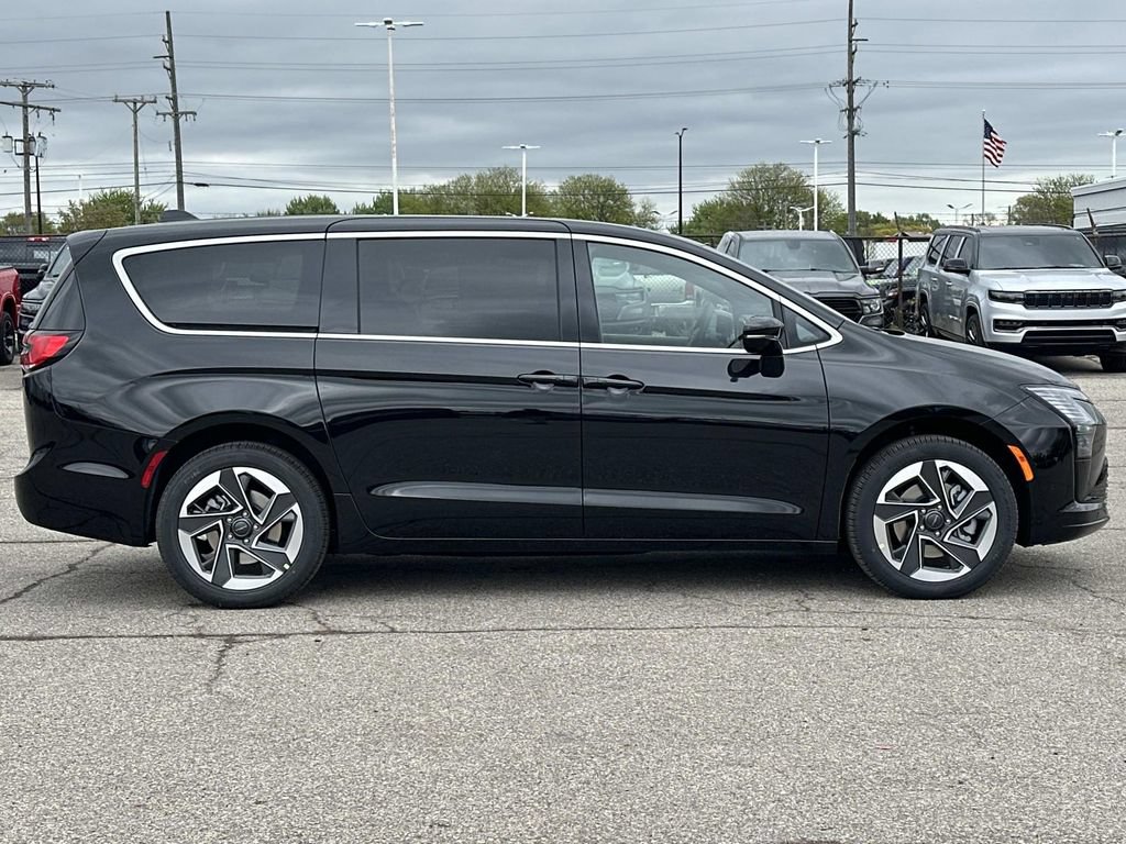 New 2027 Chrysler Pacifica Limited AWD/4WD image 2