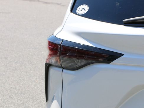 Used 2024 Toyota Sienna XLE w/ XLE Plus Package FWD image 6