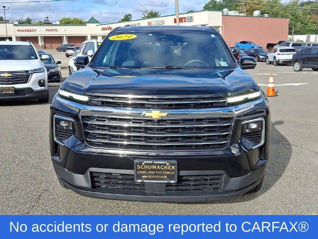 Used 2024 Chevrolet Traverse LT AWD/4WD image 2