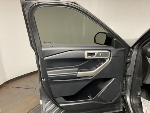Used 2022 Ford Explorer XLT w/ Equipment Group 202A image 9