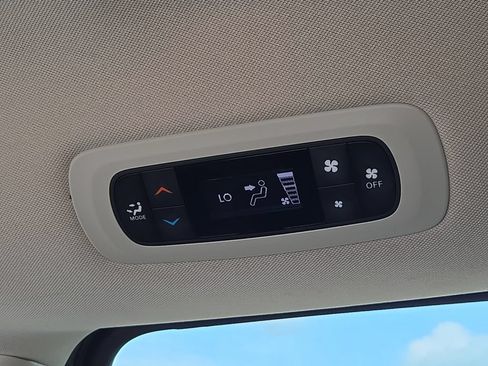 Used 2023 Chrysler Voyager LX FWD image 33