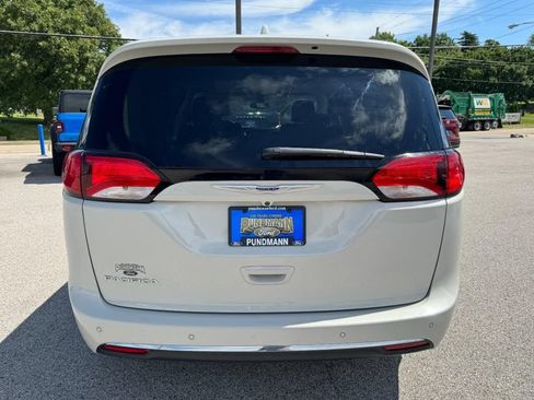 Used 2020 Chrysler Pacifica Touring w/ Cold Weather Group FWD image 4