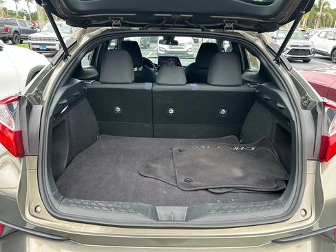 Used 2021 Toyota C-HR XLE FWD image 40