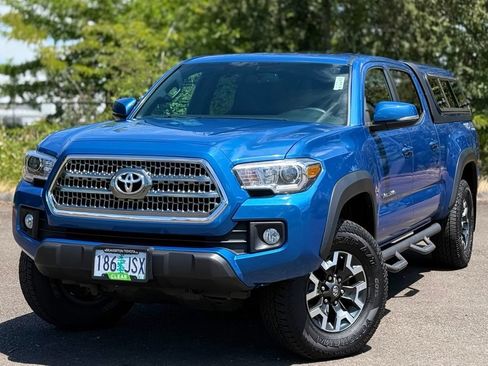 Used 2017 Toyota Tacoma TRD Off-Road AWD/4WD image 1