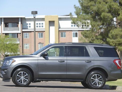Used 2021 Ford Expedition XLT AWD/4WD image 3