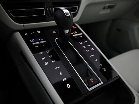 New 2026 Porsche Macan image 42