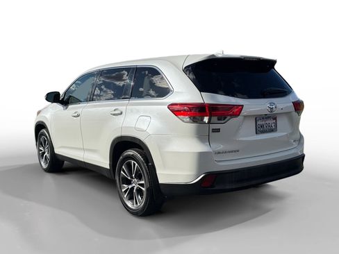 Used 2019 Toyota Highlander AWD V6 image 3