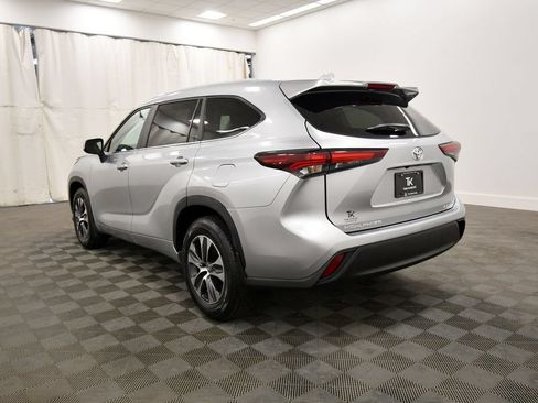 Used 2024 Toyota Highlander XLE AWD/4WD image 5