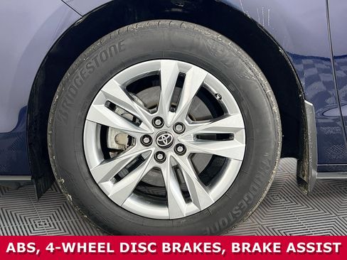 Used 2023 Toyota Sienna Limited image 39