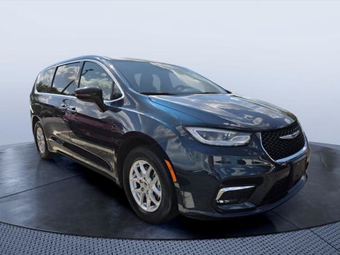 Used 2025 Chrysler Pacifica Select FWD image 1