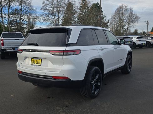 Used 2024 Jeep Grand Cherokee Altitude image 5