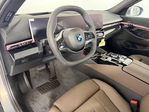 Used 2027 BMW 530i w/ Premium Package RWD image 4