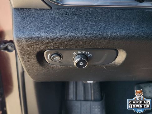 Used 2023 Chevrolet Traverse LT w/ Rear Camera Mirror Package image 27