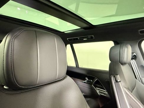 New 2025 Land Rover Range Rover Long Wheelbase SE image 31