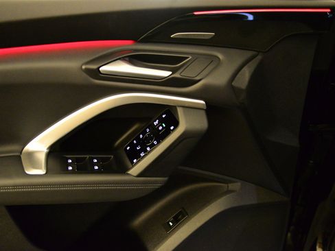 Certified 2025 Audi Q5 Premium Plus image 9