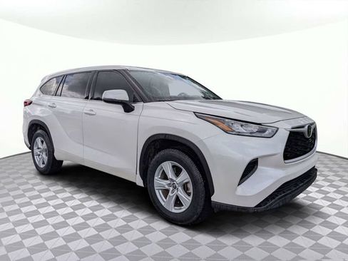 Used 2020 Toyota Highlander L FWD image 2