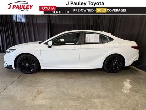 Used 2025 Toyota Camry SE image 2