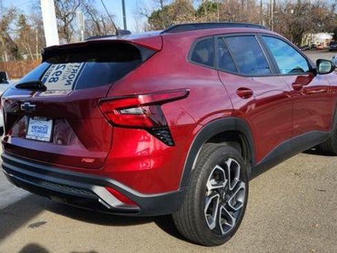 Used 2024 Chevrolet Trax RS w/ Sunroof Package image 4