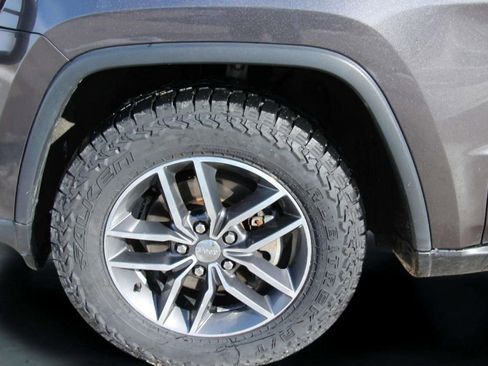 Used 2018 Jeep Grand Cherokee Limited image 10