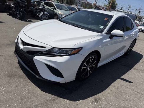 Used 2018 Toyota Camry SE FWD image 3