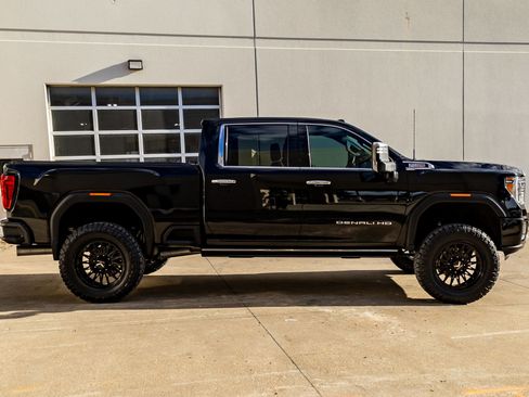 Used 2023 GMC Sierra 2500 Denali w/ Denali Black Diamond Edition image 9