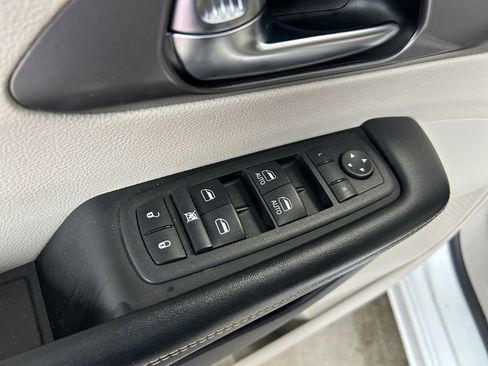 Used 2021 Chrysler Pacifica Touring-L image 23