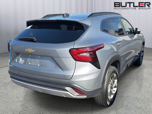 Used 2025 Chevrolet Trax LT FWD image 8