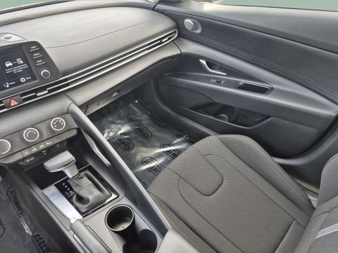 Certified 2025 Hyundai Elantra SE FWD image 13
