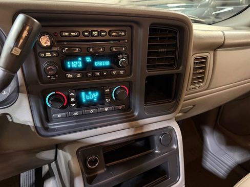 Used 2005 GMC Sierra 2500 SLT w/ Heavy-Duty Power Package AWD/4WD image 25